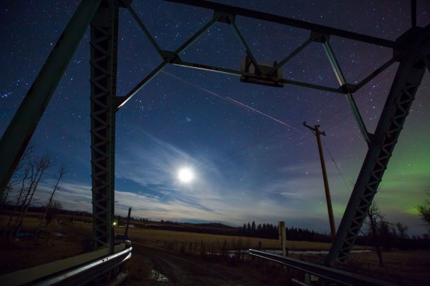 夜空中出现光芒,据报是中国火箭重返大气层时引致。