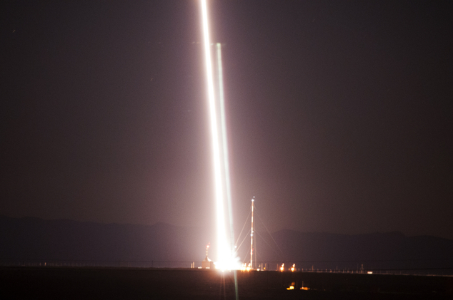 此次宇航局的探空火箭从新墨西哥州的白沙导弹武器试验场发射升空,时间是当地时间的清晨5:26。在接下来的20分钟里,初生的太阳阳光照射到火箭喷出的尾迹上,天空中出