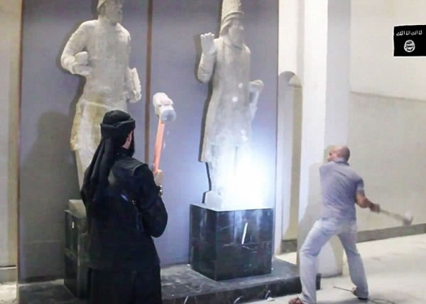 圣战者用大锤砍破雕像