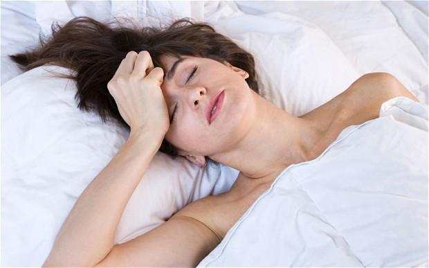 慢性疲劳综合症的症状与流感类似,会出现头痛、极度疲劳和注意力无法集中等症状。