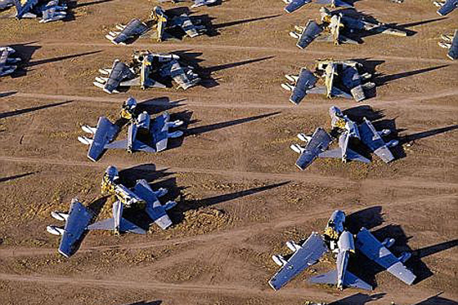 这里虽然不是世界唯一的一处飞机墓地,但却是最大的,密密麻麻摆放了近4400架各类军用飞机。在进入保障基地前,飞机要拆除所有的设备,如果是航母上的舰载机,那么先要