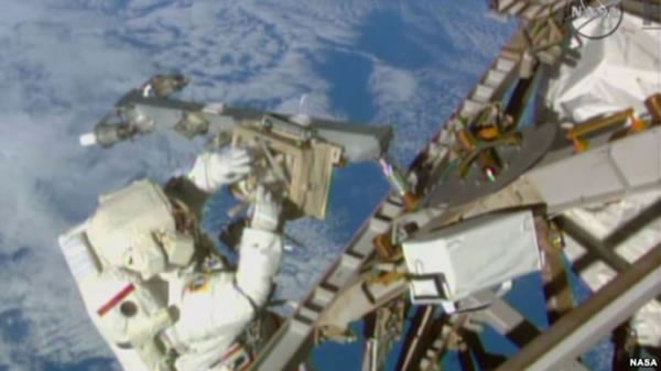 特里·维尔茨在太空完成了架设天线等任务(美国航天局视频截图)