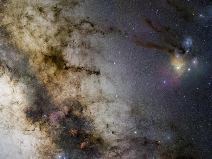 最终的计算结果为银河系内部乃至太阳系中暗物质的存在提供了可靠证据