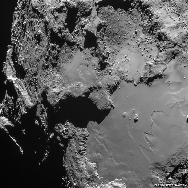 于是项目组决定让罗塞塔飞船拉大与彗星之间的距离,只有偶尔一次会尝试降低轨道并对局部特定地点进行细致观察,2月14日进行的这次近距离飞行就是这样的一次安排。