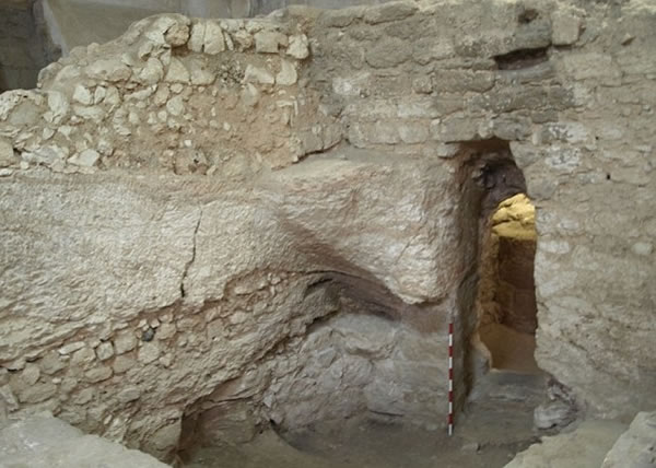 达克声称,于拿撒勒发现符合古文描述的故居。