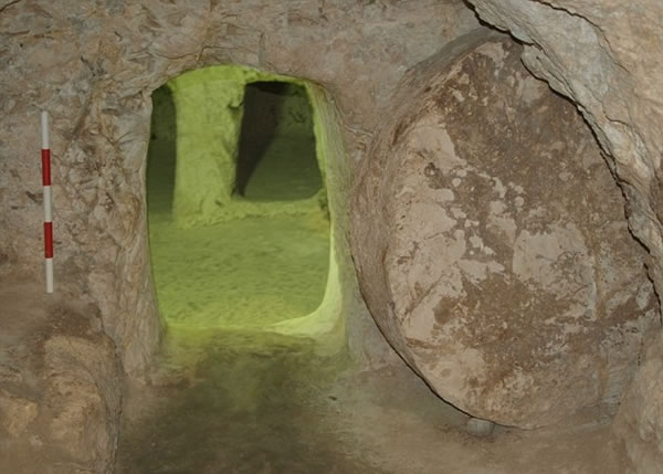 据称耶稣的故居旁建有2座陵墓