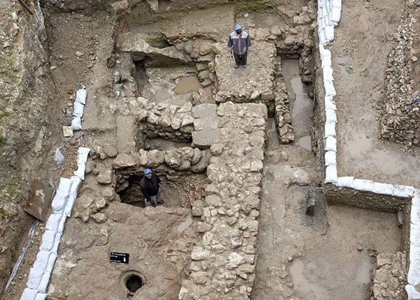 达克领导考古人员,自2006年起于遗址挖掘。