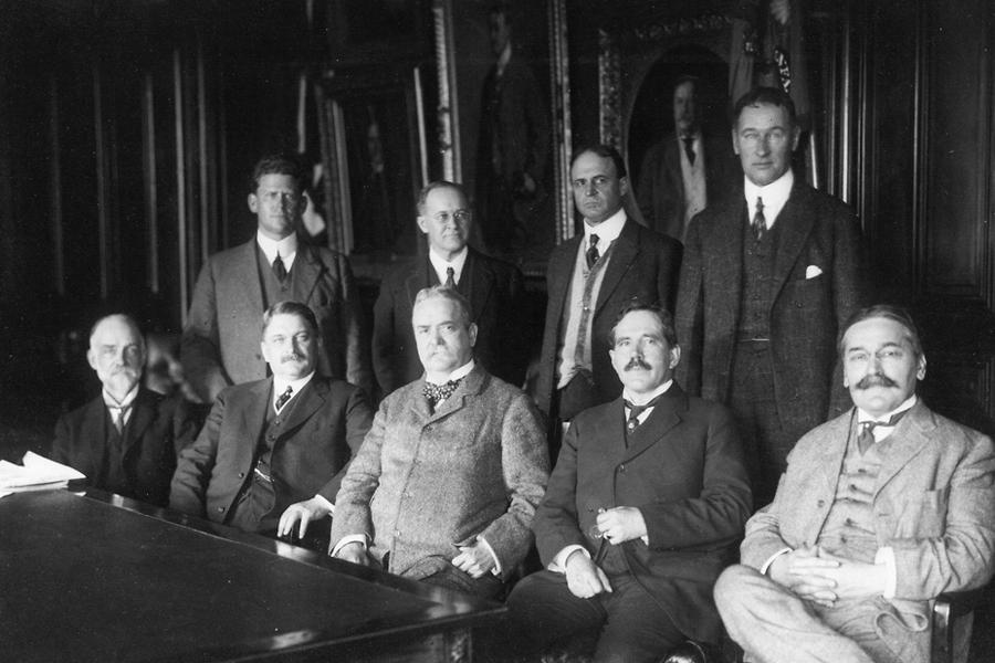 经过全国航空咨询委员会的不懈努力,美国逐渐稳固了航空工业的全球巨头地位,NACA的工程师创建了世界一流的实验室和风洞设施,并对航空学的基本问题进行深入研究。二战