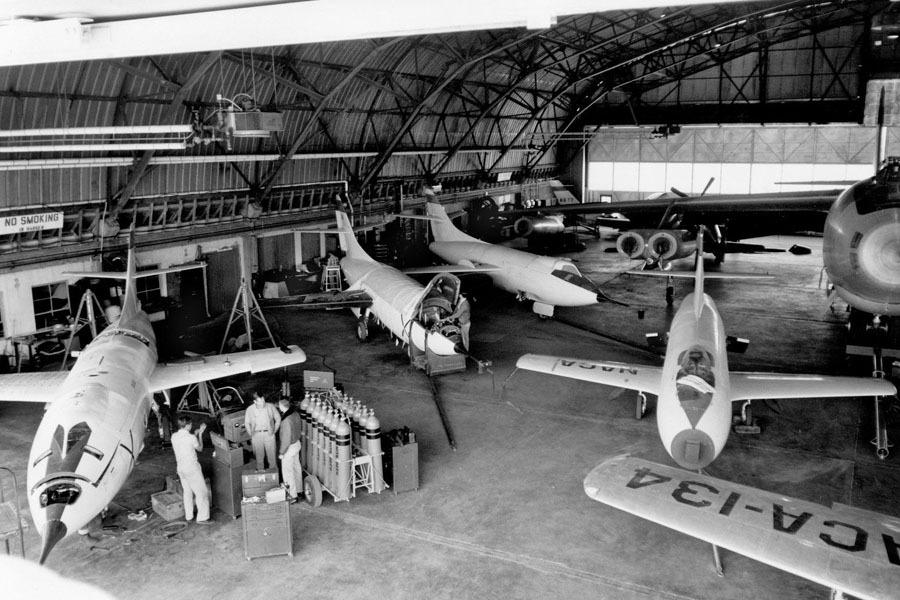 美国宇航局成立之初也继承了航空咨询委员会的辉煌成果和一群敬业的员工队伍,1958年10月1日,数千名顶尖的航空工程师致力于让人类飞得更高、更快,包括飞出地球大气