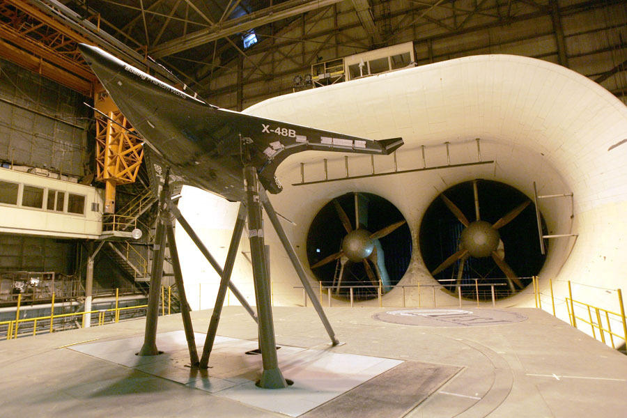 目前美国宇航局正与其他航空企业进行合作,努力改进民用客机技术,发展出更加智能的现代化空中交通管制系统。未来的人类社会不仅要拥有更加强大的商业客机,在处理空中交通