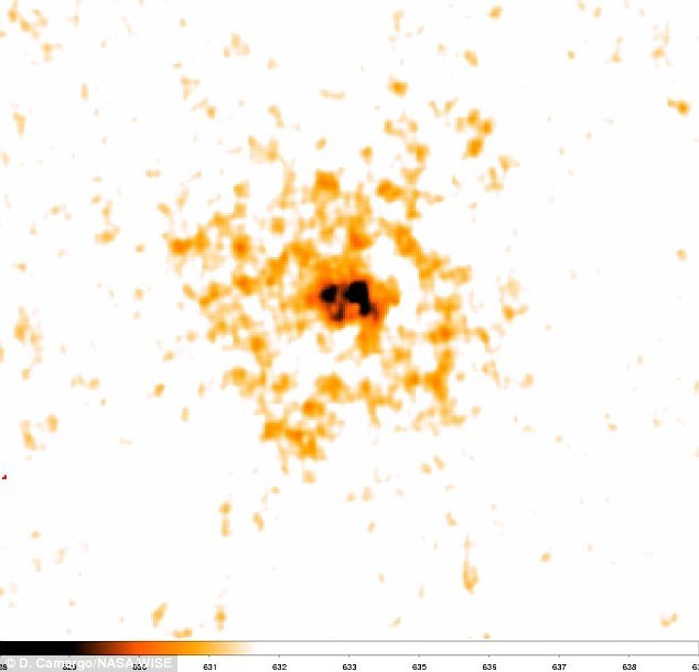 NASA广域红外探测器捕捉到的尘埃辐射景象,中央的是卡玛尔戈438星团,一些恒星可能被尘云遮挡。天文学家一度认为此区域不可能形成恒星。这一区域为一个分子气体云,