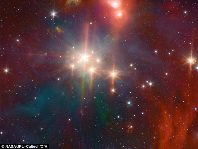 “卡玛尔戈438”和“卡玛尔戈439”是迄今为止发现的最为遥远的系内恒星团。这幅红外照片由美国宇航局的斯皮策望远镜拍摄,展示了距地球大约500光年的花冠星团。在