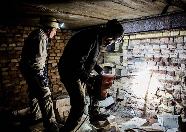 “夺宝老兵”如今埋首挖掘,希望寻回失落瑰宝。