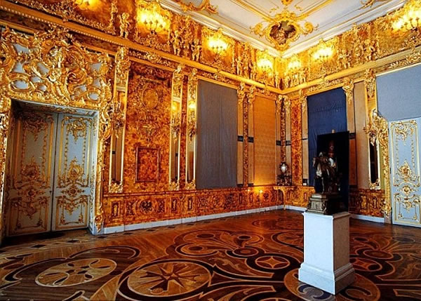 俄国在战后仿制“琥珀厅”,依稀可见昔日的辉煌。