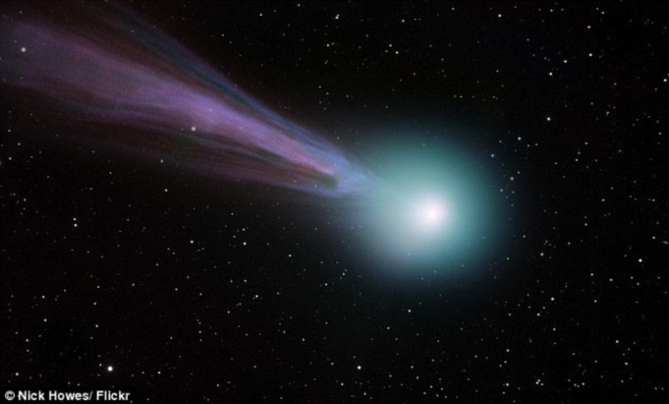 “爱喜”彗星的中心部分是一个直径约为3英里(约合5公里)的冰球,可见的头部则是一团直径约40万英里(约合64万公里)的气体尘埃云。本图由一位业余天文爱好者于今年