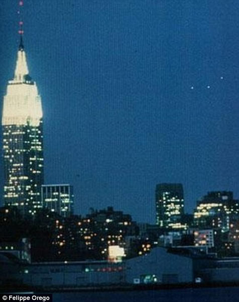 照片由新泽西州的菲利普-奥勒格1984年5月9日拍摄,展示了曼哈顿地平线上方出现的神秘光点。当时的研究人员并未发现照片有任何造假迹象。