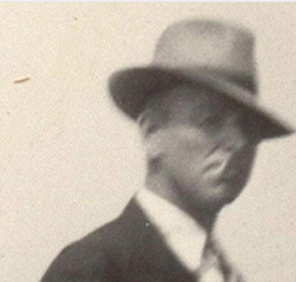 1939年元旦拍摄,左上方出现一个不明物体。