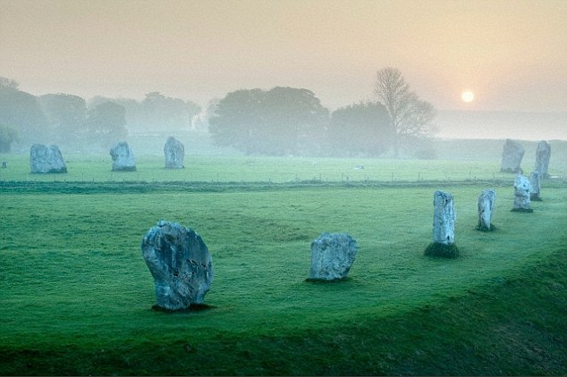 �������������ǲ²������ؿ���Ϊ������������������Ǻ�ΰ�ķ�Ĺ�����ڽ���ʽ�ص㡣��ͼʦ�͵�����ʷѧ�ұ�ʾ��������֮���·���ʯ·ͨ�����Լ������а�����ʥʯ���ṹ��