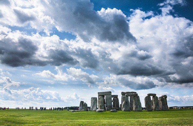 ����ѧ����Ϊ��Ӣ���ϲ�����ʯ��ʱ��������ˮ���ͺ�����ͼ�е�ʷǰ��ʯ��λ�ڵ�ʱ�ĺ����ϡ�