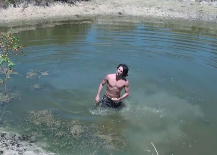 乌克莱斯跳进湖中清洗