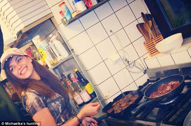 菲亚洛娃上载煮斑马肉的影片,“回应”批评。