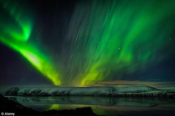 ���������ĸ߿�����ԭ������̫����Я���ĸ��ܴ������ӽ�����ײʱ�γ�Ѥ�õļ��⡣