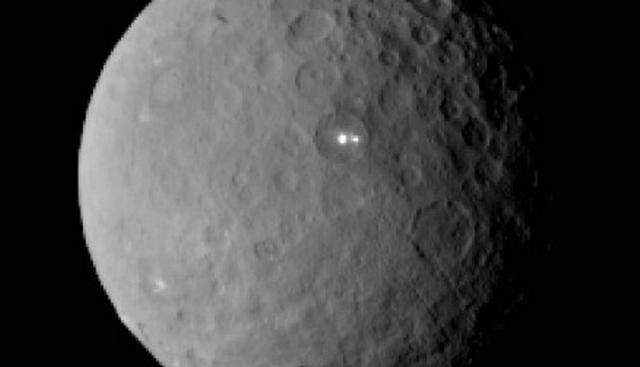 谷神星上的神秘亮点之谜:有人猜测是外星飞船反射光