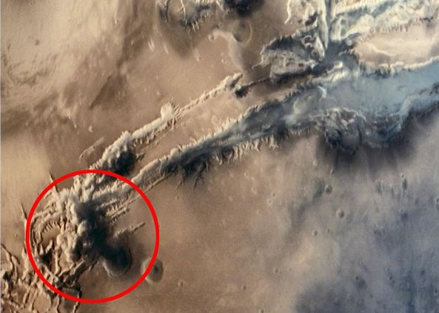 印度探测器在火星大峡谷拍到类似蘑菇云升起的