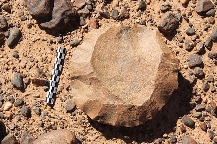 考古学家在砂岩岩石上寻找每一个可疑的痕迹,因为被人类加工过的石器都会留下痕迹,早期人类为了将石块修正成锋利的外观,需要从一块更大的石头上将其敲下,这样石器上就会