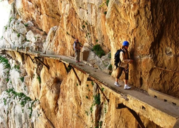 皇帝之道包括一条危险栈道,过往曾发生行山客失足跌死事件。