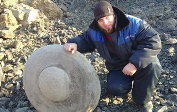 俄罗斯矿区发现2.6亿年前飞碟状岩石