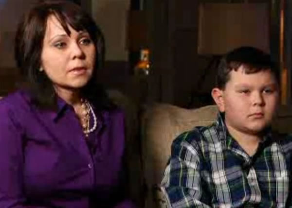 哈蒙斯(右)与母亲辛蒂在电视节目上讲述“前世今生”事。