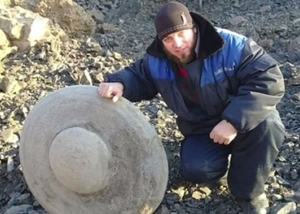 驾驶挖土机的工作人员将自己与这块奇怪岩石的合照与影片上传网路后,引起俄国媒体关注。