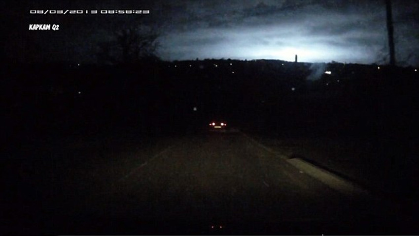 俄罗斯南部城市斯塔夫罗波尔夜间出现难以解释的蓝白相间神秘闪光