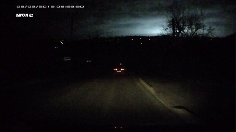 俄罗斯南部城市斯塔夫罗波尔夜间出现难以解释的蓝白相间神秘闪光