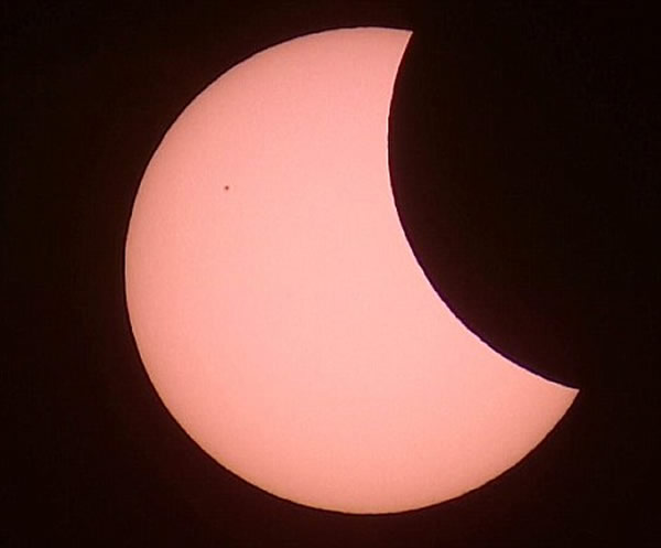 有在普利茅夫的民众上载日食奇景