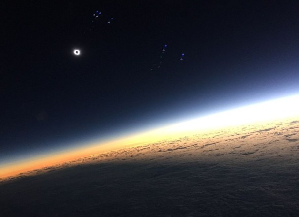 位处高空没有云层阻隔,从更接近位置拍下最佳日食照片。