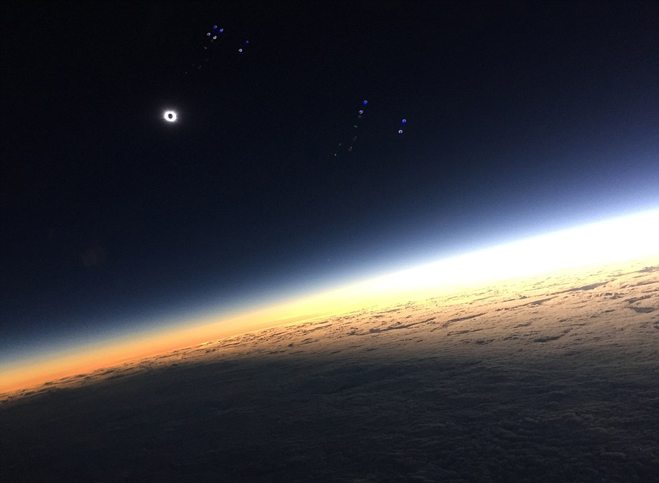 从英国曼彻斯特飞往冰岛首都的易捷航空EZY1805次航班上拍到的日全食