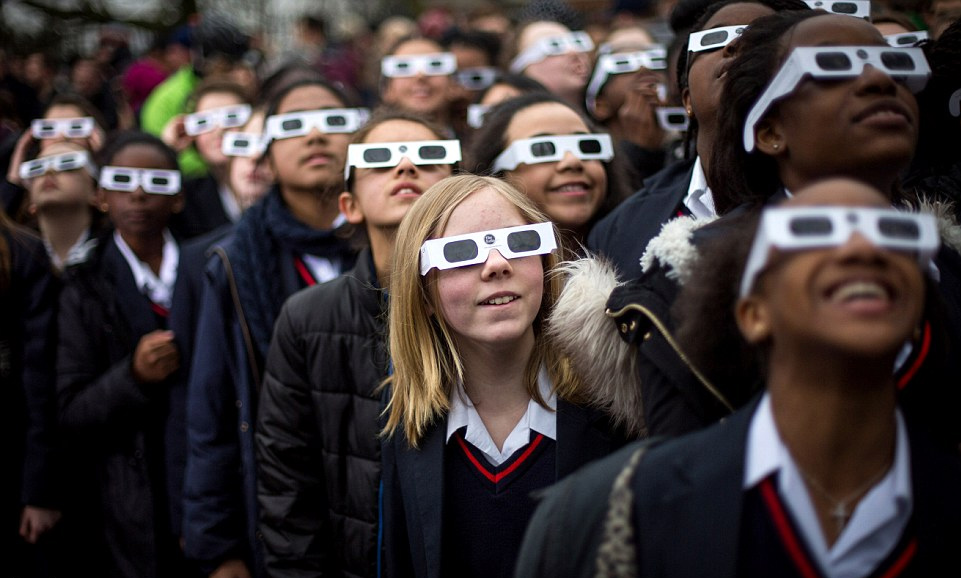 图为英国格林威治,学生正在观测日食。