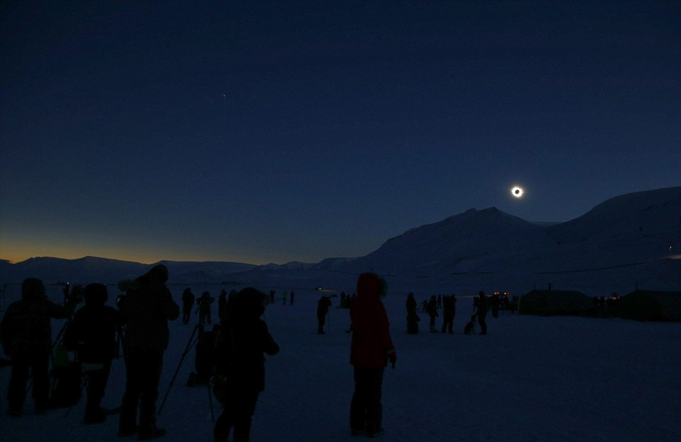 挪威的斯瓦尔巴特群岛是全球少数可以观测到日全食的地区。根据挪威气象局的预测,食甚即月球与太阳重合的时长约为两分半钟,整个斯瓦尔巴群岛将完全被黑暗笼罩。
