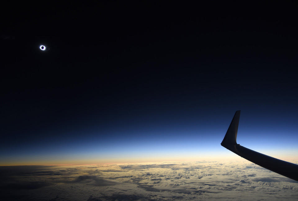 图为当地时间2015年3月20日,荷兰首都阿姆斯特丹上空,一架航班上观测到的日食。