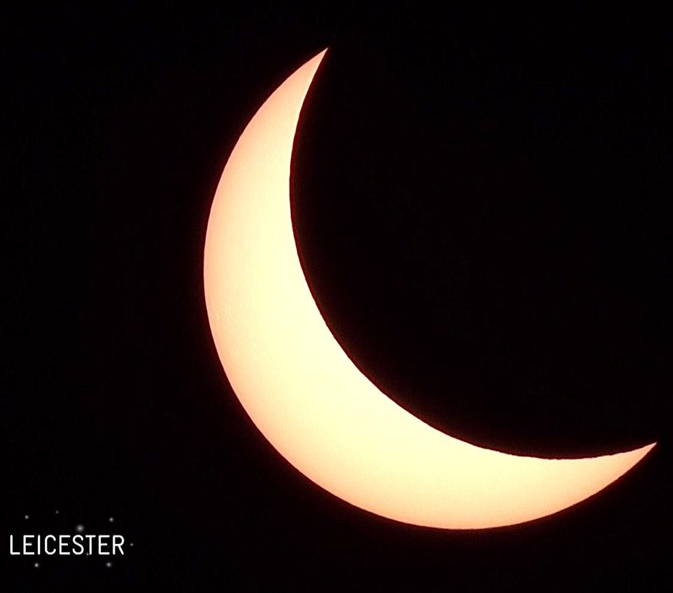 当地时间3月20日上午08点24分,莱斯特,月亮开始穿过太阳。