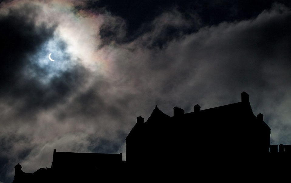 苏格兰的首都爱丁堡城堡看到的日食