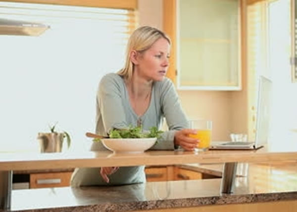 有寡妇指在厨房遇见亡夫身影