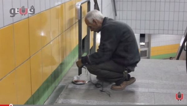 阿卜杜在墙边准备毕索的食物