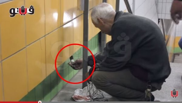 毕索自墙壁缝隙中「伸脚」出来拿东西吃