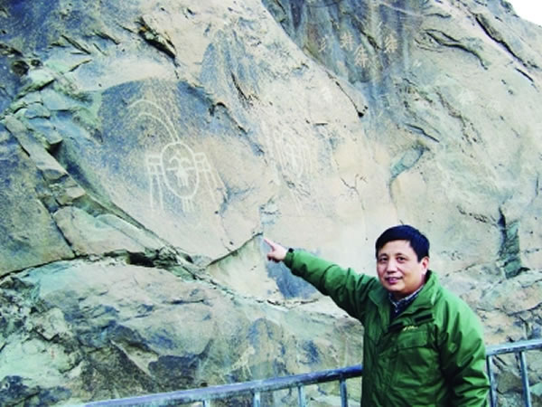 冯伟民考察贺兰山史前岩画
