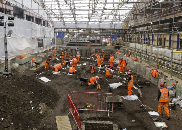 考古学家在拟建车站的墓地遗址进行挖掘