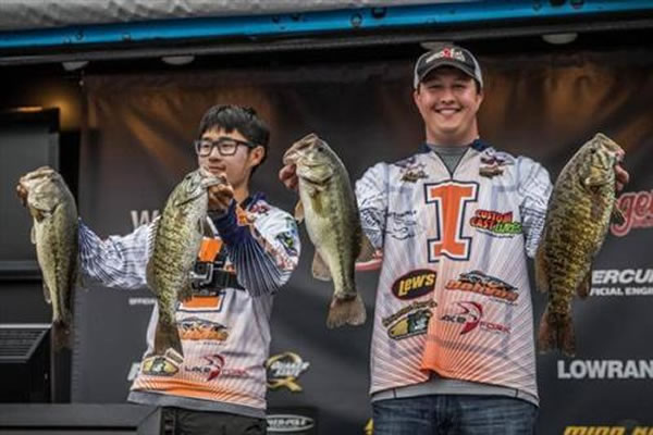 伊利诺伊大学留学生陈秋润,与搭档路克·斯通内尔一起钓得总重达43磅(约合20公斤)鲈鱼。