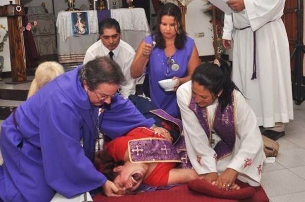 被魔鬼占据的罗拉力大无穷,需要4、5人合力才把她压倒在地。